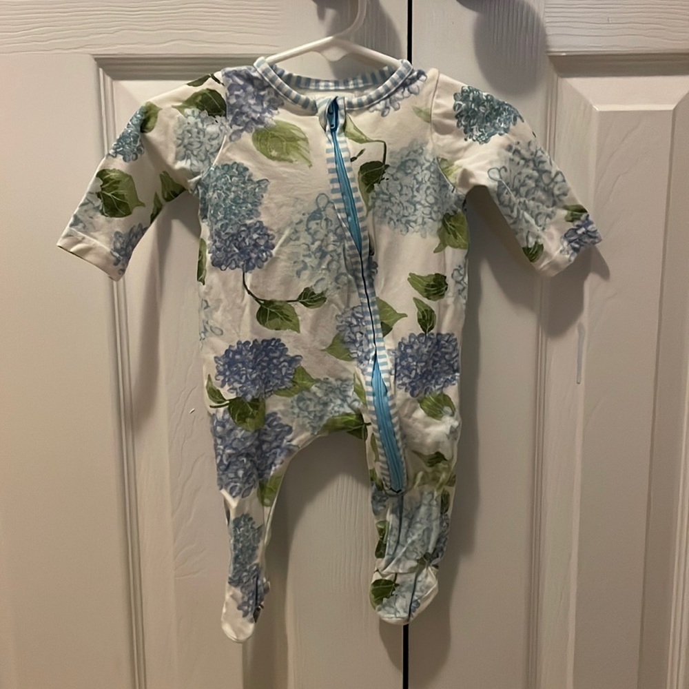 Mud pie hydrangea zipped footie